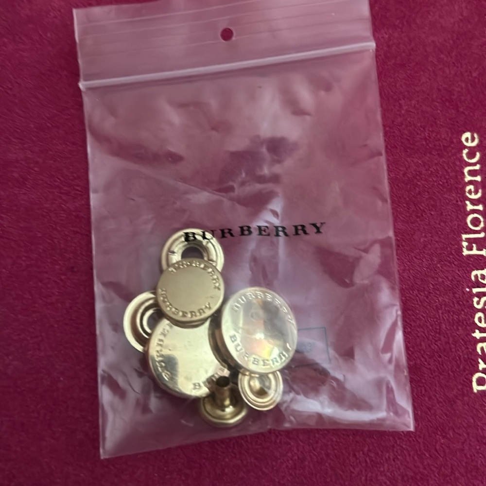 Sale🌟🛍️🛍Authentic Burberry Replacement coat snaps.